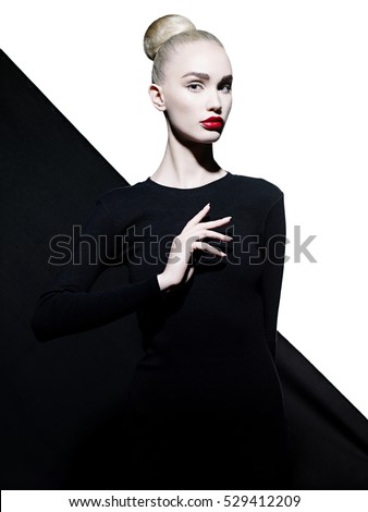 Thời trang studio nghệ thuật chân dung của người phụ nữ thanh lịch với đôi môi đỏ. son môi thời trang. mỹ phẩm chuyên nghiệp. Chân dung của vẻ đẹp trong trang phục màu đen với đôi môi gợi cảm lớn. đôi môi rất đẹp.