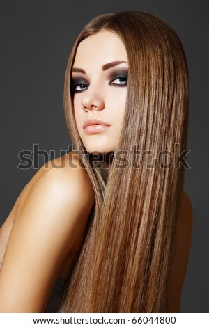 Sức khỏe, làm đẹp, chăm sóc sức khỏe, chăm sóc tóc, mỹ phẩm và make-up. Đẹp thời trang kiểu tóc. mô hình người phụ nữ với mái tóc thẳng dài sáng bóng và buổi tối make-up.