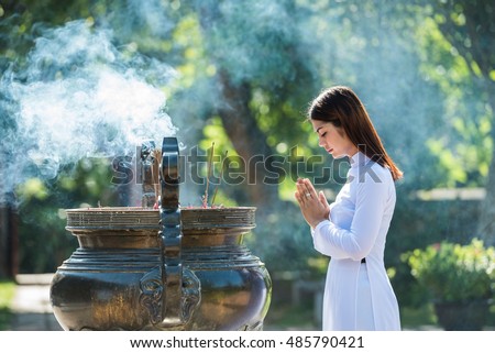 vietnam girl pray in Thien Mu temple hue town