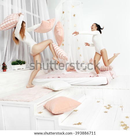 Adult naked girl pillow fights 1 amateur cumshot