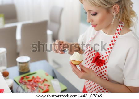 Woman Decorating Cupcakes decorating fotografie, snímky pro členy zdarma a vektory Woman Decorating Cupcakes decorating fotografie, snímky pro členy zdarma a vektory