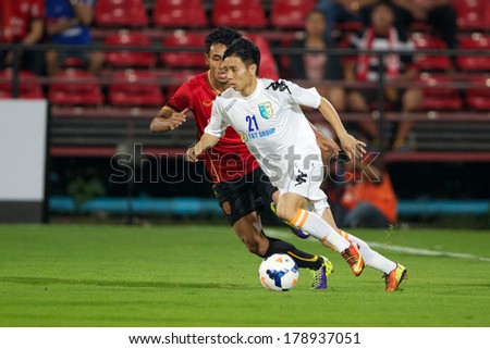 NONTHABURI-THAILAND FEB 8: Nguyen Ngoc Duy #21 (white)of Hanoi T&T in action during the AFC Champions League 2014 between Muangthong utd and Hanoi T&T at SCG Stadium on February 8, 2014 in Thailand