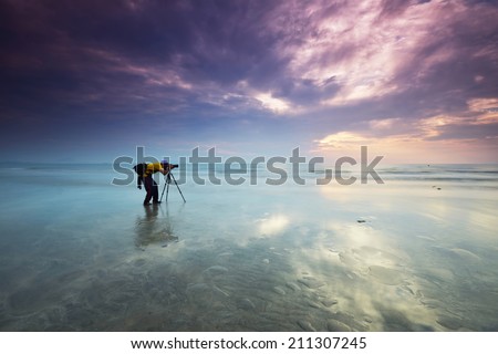 Alone nature Muslim Photographer shoots the seascape with reflection clouds