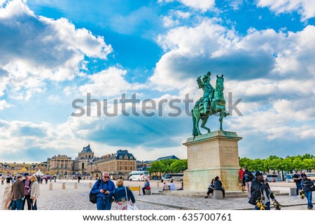 ルイ14世騎馬像とアルム広場
