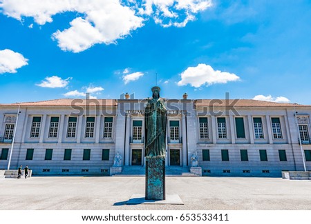 女伯爵ムマドナ･ディアス像と司法裁判所