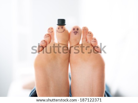 Smiliing ngón chân close-up, gia đình và khái niệm liên kết với nhau.