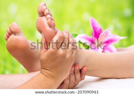 Đóng lên tay nữ làm massage chân trị liệu.