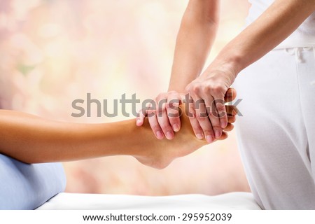 Nắn xương làm massage bấm huyệt vào bóng đá nữ contre nền đầy màu sắc.