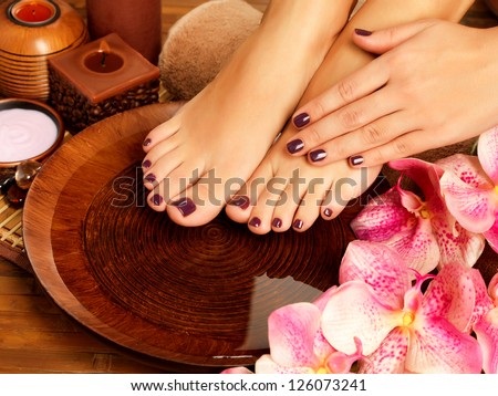 hình ảnh cận cảnh của một bàn chân phụ nữ ở thủ tục móng chân salon spa là. chân Nữ trong nước những bông hoa trang trí.