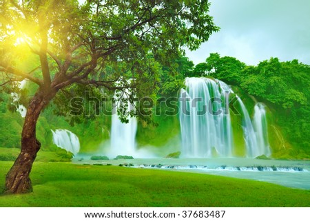 Banyue or Ban Gioc waterfall along Vietnamese and Chinese board.