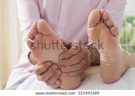bấm huyệt massage chân