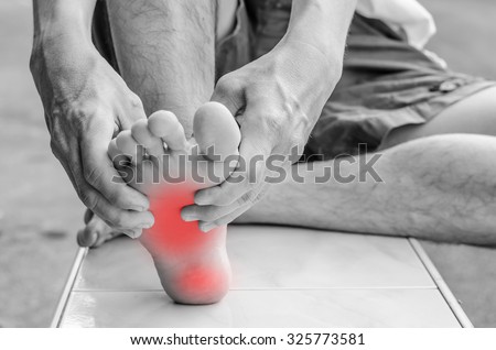 Đau ở chân. Massage chân nam. Móng chân.