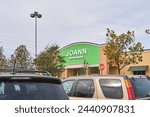 Small photo of Florida, USA - March 23, 2024: Captura de una tienda Joann con un cielo claro, mostrando la entrada llena de herramientas de artesan a y plantas, invitando a los entusiastas de las manualidades.