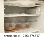 Defrosting the refrigerator freezer with hot water pots