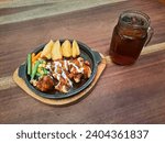 Brown Beef Hotplate With Beef Meat, Potato Wedges, Mix Vegetable, Mayonnaise Sauce, Brown Sauce And Fresh Tea Iced. Food And Drink Menu.