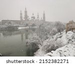 High resolution photograph of Zaragoza, taken under a great historical snowfall where you can see the Basilica del Pilar completely covered in snow, the Ebro River with its icy waters and the Stone Br