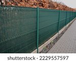 the shading fabric on the wire fence creates a private space and in a moment you have an opaque fence from annoying neighbors and views from the street, construction site, asphalt hornbeam hedge