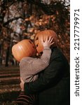 The pair of pumpkin heads kiss...