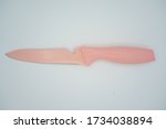 Small photo of Pink ceramic puntilla knife, a small, light and multipurpose, of thin blade, and central end. Its uses to cut, peel and clean fruit and vegetables. Very appropiate also to prepare meat and to lard.