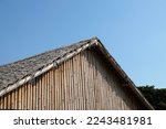 The roof of the house is made of dry grass, the structure of the house, the walls and walls are made of bamboo. The whole house is made of natural materials. There is a sky behind