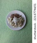 Small photo of Traditional Mote Bine Daunt Or Moun Bine Daunt (Rice And Bean Snacks) Recipe
