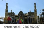 Small photo of Salatiga, 18 Sept 2022 - Masjid Baitusy Syukur, Salatiga difoto dari depan. Masjid ini terletak di depan kampus 2 IAIN Salatiga. Seen some traders in front of the mosque.