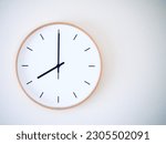 Minimal clock showing time 8:00 O’clock