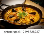 Spanish seafood paella.

Paella española de mariscos.