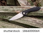 Small photo of Pocket knife for everyday use. The knife lies diagonally at an angle. Top.